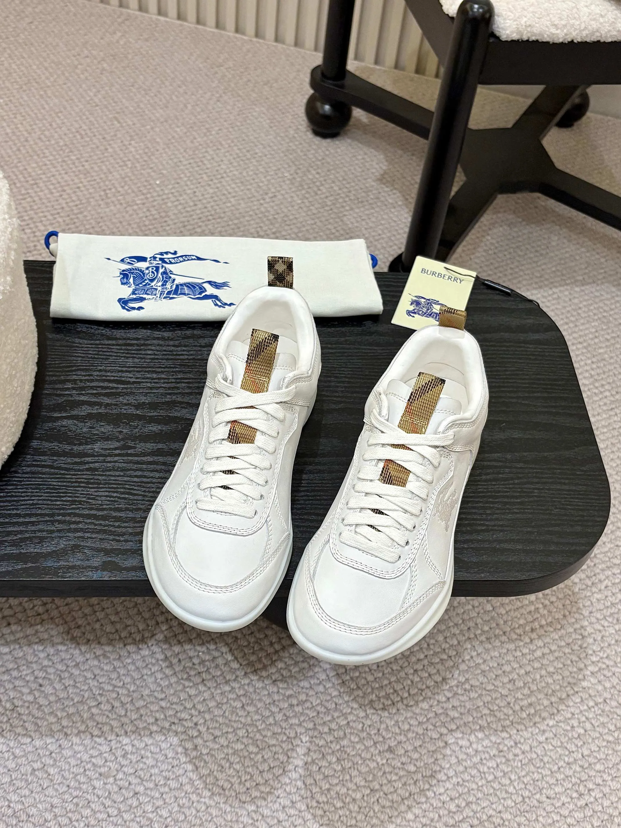 Men's shoes 💰640 Burberry's popular casual sneakers, debuted at the brand's 2025 summer fashion show. Made of refined Italian leather with tonal topstitching details, it's inspired by sporty design. Paired with lightweight soles and Burberry checkered shoe tabs, embellished with embroidery of the brand's Equestrian Knight logo (EKD) ✅Fabric: frosted/grained cowhide ✅Lining: sheepskin ✅Outsole: ultra-light rubber sole ✅Color: black/white/apricot available ✅Size: Men's 39-46 (45, 46 customized)